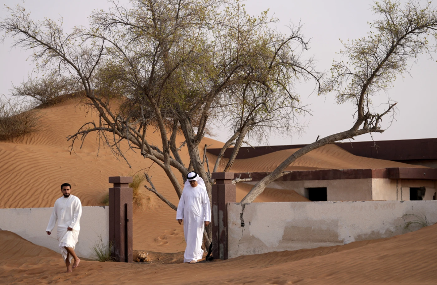 Được xây dựng vào những năm 1970 để làm nơi ở cho người Bedouin bán du mục, ngôi làng al-Ghuraifa đã bị bỏ hoang hai thập kỷ sau đó khi sự giàu có về dầu mỏ đã biến đất nước này thành một trung tâm thương mại và du lịch toàn cầu.