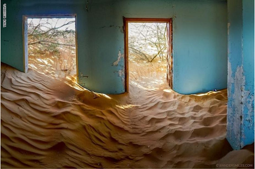 Sukkar cho biết ngôi làng có khoảng 100 thành viên của bộ tộc al-Ketbi. Họ là một trong số các bộ lạc Bedouin cho đến thời điểm đó vẫn sống bán du mục, chăn nuôi động vật, di chuyển giữa các ốc đảo sa mạc, tới Dubai và Abu Dhabi khi nơi này vẫn còn là những thị trấn cảng nhỏ sống dựa vào nghề đánh cá và lặn tìm ngọc trai.