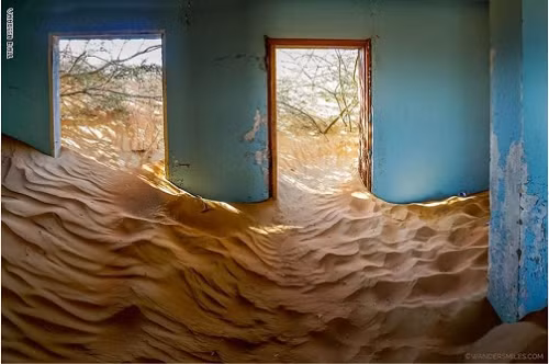 Sukkar cho biết ngôi làng có khoảng 100 thành viên của bộ tộc al-Ketbi. Họ là một trong số các bộ lạc Bedouin cho đến thời điểm đó vẫn sống bán du mục, chăn nuôi động vật, di chuyển giữa các ốc đảo sa mạc, tới Dubai và Abu Dhabi khi nơi này vẫn còn là những thị trấn cảng nhỏ sống dựa vào nghề đánh cá và lặn tìm ngọc trai.