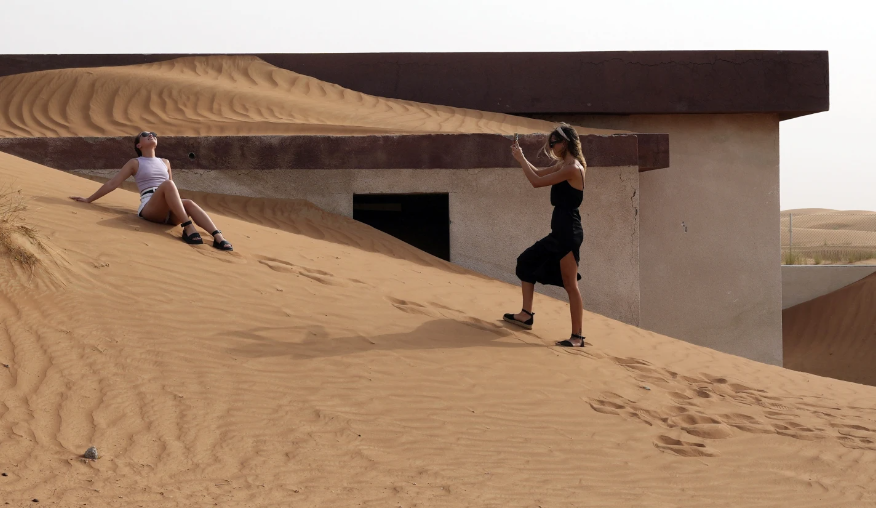 Trong những năm gần đây, ngôi làng "ma" gần thị trấn al-Madam ở tiểu vương quốc Sharjah đã trở thành một điểm thu hút khách du lịch. 