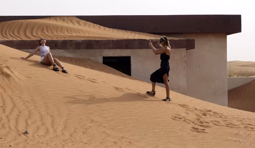 Trong những năm gần đây, ngôi làng "ma" gần thị trấn al-Madam ở tiểu vương quốc Sharjah đã trở thành một điểm thu hút khách du lịch. 