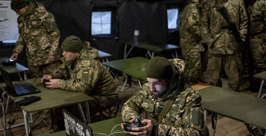 Bức ảnh này chụp các tân binh tham gia khóa huấn luyện về máy bay không người lái FPV tại một địa điểm ở miền Trung Ukraine ngày 12/3.