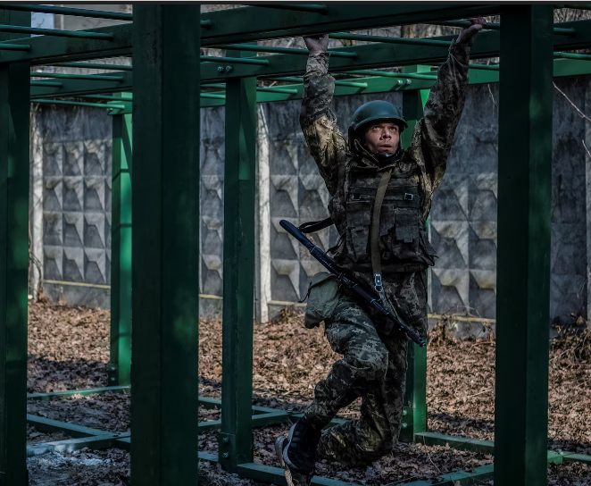 Những hình ảnh về quá trình tập luyện của lực lượng Ukraine đã được hãng Reuters ghi lại. Trong ảnh, một tình nguyện viên mong muốn gia nhập Lữ đoàn tấn công riêng biệt số 3 của Quân đội Ukraine tham gia khóa huấn luyện cơ bản ở Kiev, ngày 5/3. (Nguồn ảnh: Reuters)