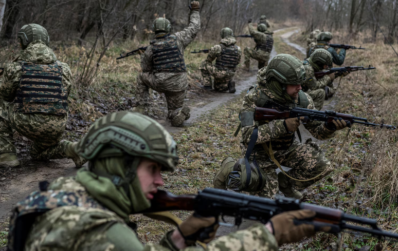 Những tân binh của Tiểu đoàn cơ giới riêng biệt số 1 "Những con sói Da Vinci" trong cuộc tập trận quân sự tại một địa điểm bí mật ở miền trung Ukraine ngày 12/3.