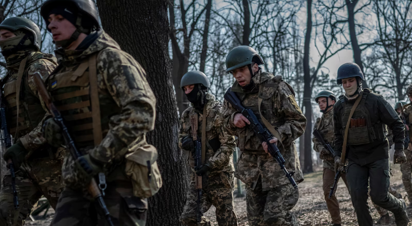 Các buổi tập luyện diễn ra cả trong điều kiện thời tiết khắc nghiệt như mùa đông lạnh giá.