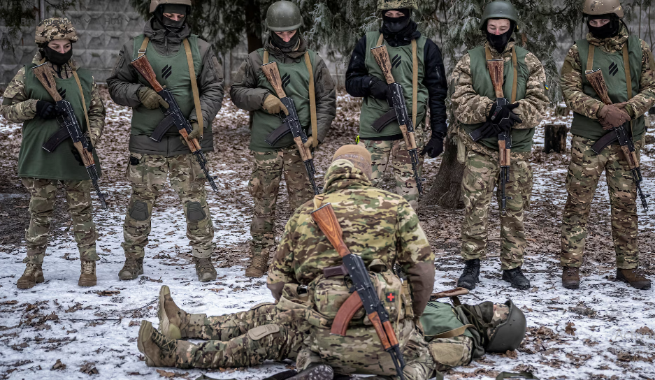 Các tình nguyện viên đứng quan sát người hướng dẫn trong một buổi huấn luyện cơ bản tại địa điểm bí mật ở Kiev ngày 9/1.