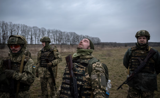 Một số tân binh tranh thủ nghỉ ngơi sau những giờ tập luyện vất vả.