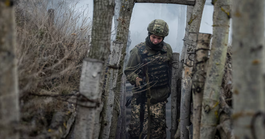 Trong ảnh, một tân binh của Tiểu đoàn cơ giới riêng biệt số 1 "Những con sói Da Vinci" tham dự cuộc tập trận quân sự tại địa điểm không xác định ở miền Trung Ukraine ngày 12/3.
