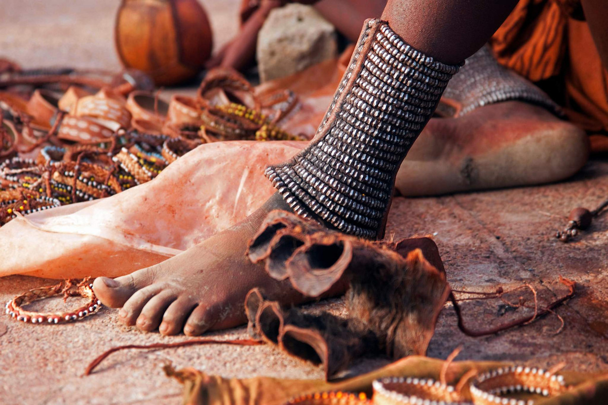 Người Himba còn đeo những phụ kiện tự chế làm từ vỏ sò và đá.