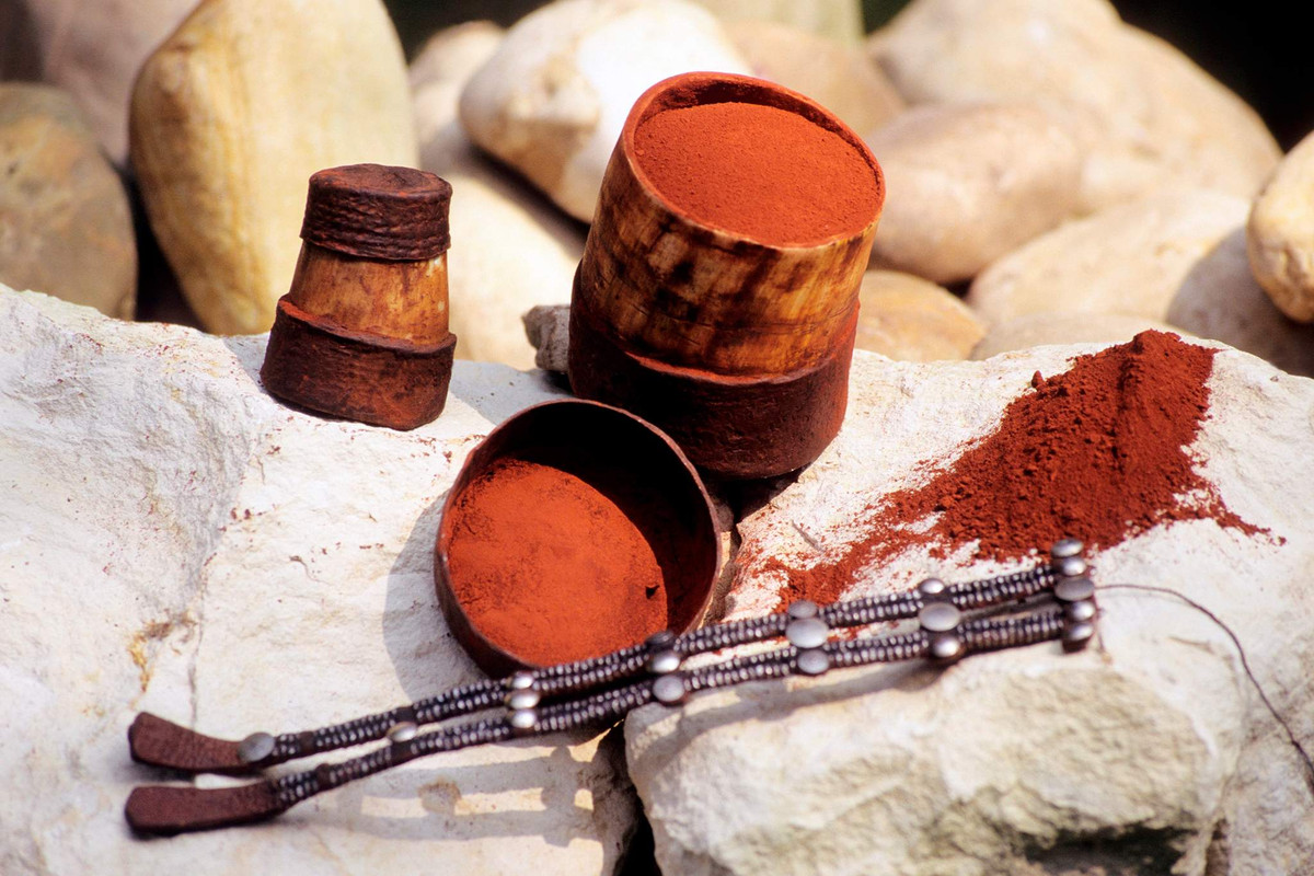 Dù không được tắm bằng nước, phụ nữ Himba vẫn có bí quyết làm đẹp và giữ cơ thể không "bốc mùi". Theo đó, họ sử dụng otjize, hỗn hợp của đất đỏ, bơ và các thành phần khác để bôi lên da, giúp bảo vệ da khỏi ánh nắng mặt trời và giữ cho da sạch, tránh bị côn trùng đốt.