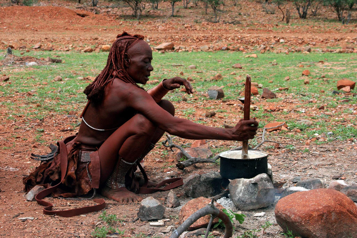 Váy da dê là món đồ yêu thích của phụ nữ Himba.