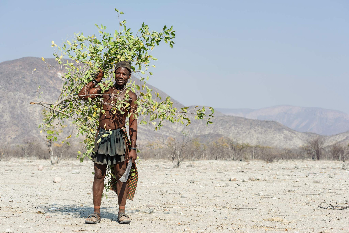 Điều kỳ lạ tiếp theo ở bộ tộc Himba quy định rằng đàn ông đã kết hôn phải đội khăn xếp trên đầu vĩnh viễn và không bao giờ được lấy ra.