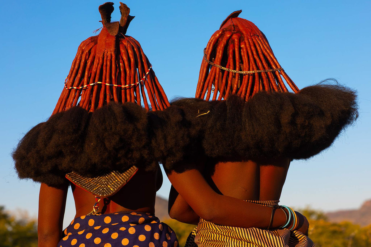 Điểm "dị biệt" đầu tiên về bộ lạc này đó là phụ nữ không mặc áo, chỉ tắm duy nhất 1 lần trong đời (lúc kết hôn).