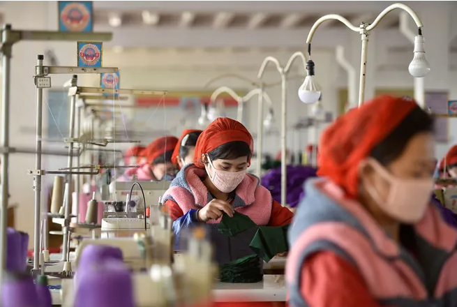 Công nhân tại nhà máy Songyo sản xuất khẩu trang chống COVID-19 ngày 6/2/2020.