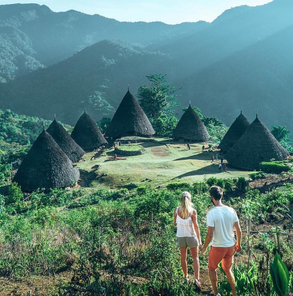 Người dân Wae Rebo nồng nhiệt chào đón những du khách muốn đến thăm ngôi làng và trải nghiệm cuộc sống truyền thống giản dị của họ. Ảnh: FR.