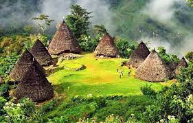 Với dân số nhỏ chỉ khoảng 1.200 người, ngôi làng gồm có 7 ngôi nhà. Nhà Mbaru Niang có năm tầng, mỗi tầng được thiết kế cho một mục đích cụ thể. Ảnh: AI.