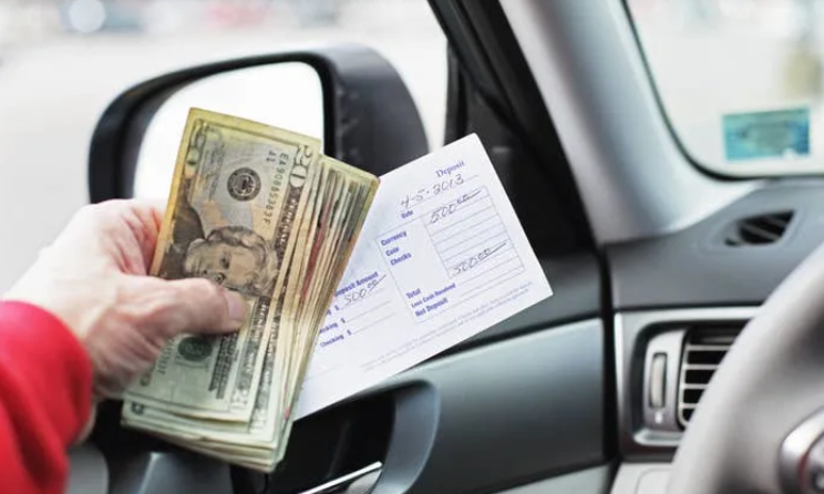 Hai phu nu dua thi the cu ong den ngan hang rut tien