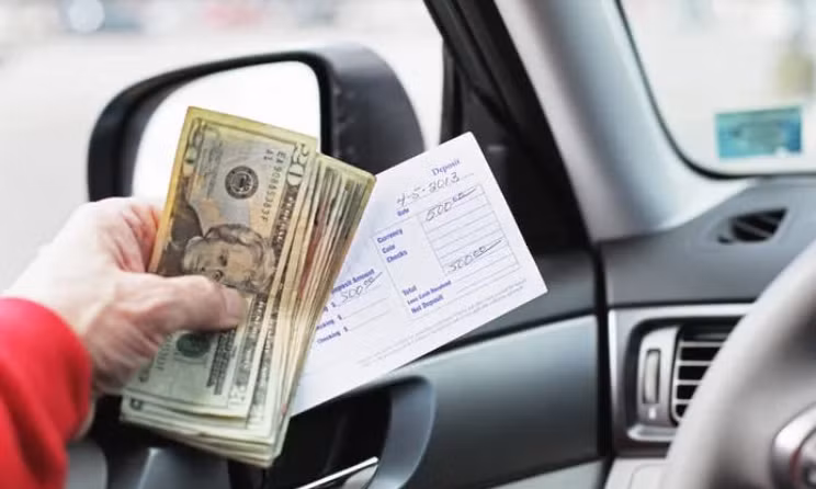 Hai phu nu dua thi the cu ong den ngan hang rut tien