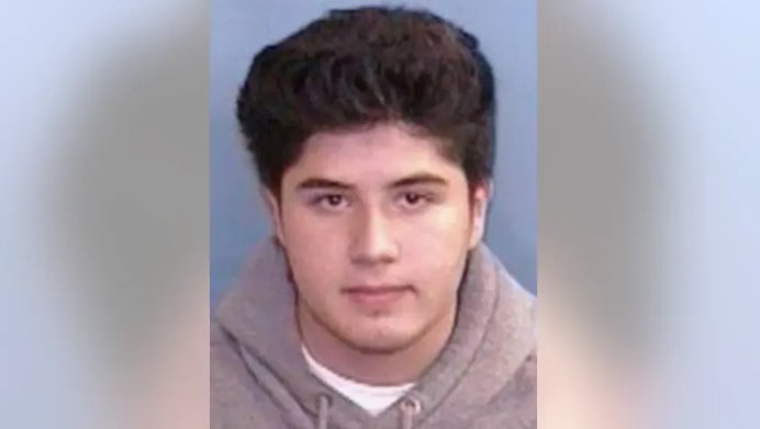 5. Alejandro Rosales Castillo sinh ngày 26/11/1998 tại Arizona, Mỹ. Castillo bị truy nã vì tội giết đồng nghiệp ở Charlotte, Bắc Carolina, vào năm 2016.