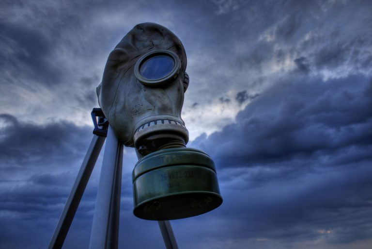 Đặc biệt, Miyake-jima đã trải qua nhiều vụ phun trào trong những năm gần đây, khiến cư dân phải sơ tán. Núi lửa phun trào từ những hòn đảo này phát ra cả sulfur dioxide độc hại, gây ra mối đe dọa nghiêm trọng đối với sức khỏe con người, khiến chúng trở thành những điểm đến nguy hiểm.