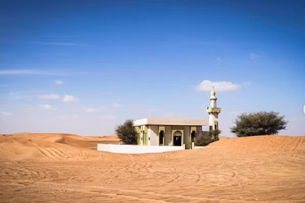 Chỉ có nhà thờ Hồi giáo là còn nguyên vẹn nhờ sự quét dọn thường xuyên của các công nhân bảo trì từ al-Madam gần đó.