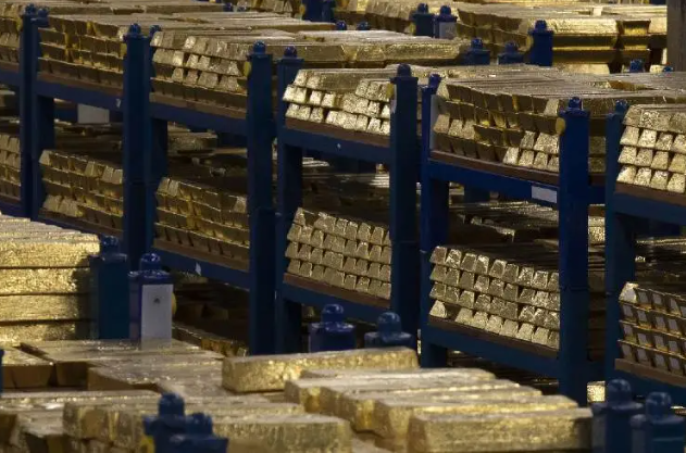 Nhận thấy lỗ hổng an ninh nghiêm trọng đối với kho vàng, ông quyết định báo cho các giám đốc ngân hàng bằng một bức thư nặc danh.