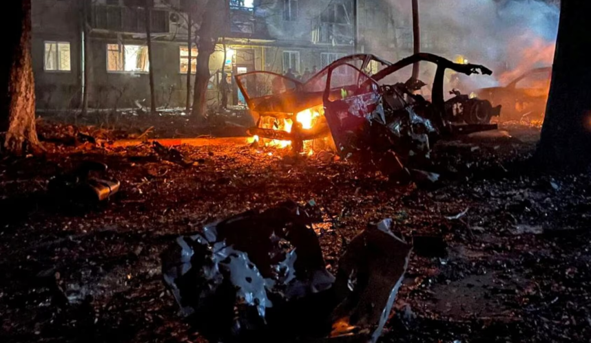 Những chiếc ô tô bị phá hủy được nhìn thấy bên cạnh một tòa nhà dân cư bị hư hại trong cuộc tấn công bằng máy bay không người lái của Nga ở Odesa ngày 17/1.