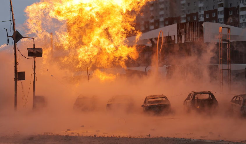 Hỏa hoạn bùng lên sau cuộc tấn công bằng tên lửa và máy bay không người lái của Nga ở Kiev, Ukraine, ngày 2/1/2024.