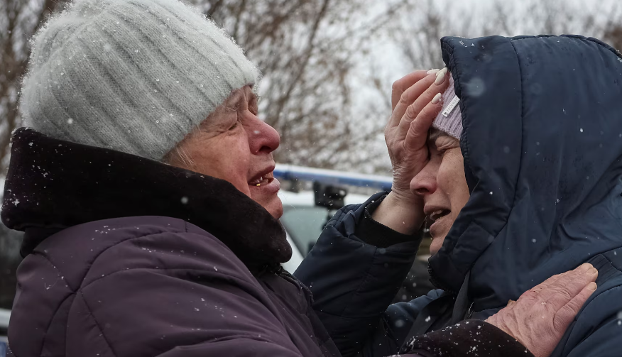 Người dân địa phương bật khóc sau khi ngôi nhà của họ bị hư hại ở Kharkiv ngày 10/2.