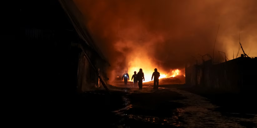 Lính cứu hỏa chữa cháy tại địa điểm xảy ra cuộc tấn công bằng máy bay không người lái của Nga ở Kharkiv, Ukraine, ngày 10/2.