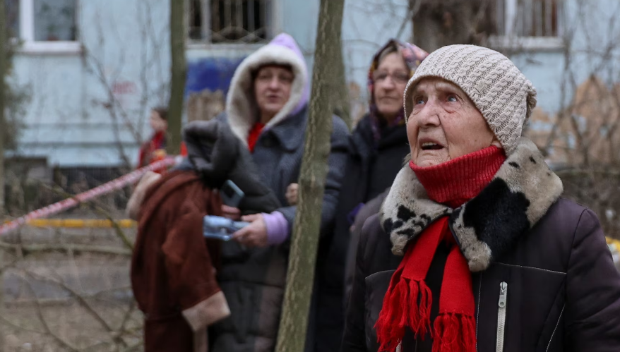 Hãng Reuters mới đây đăng tải loạt ảnh cho thấy người dân ở Ukraine sống trong cảnh lo sợ thấp thỏm khi xung đột Nga-Ukraine vẫn tiếp diễn. Trong ảnh, người dân nhìn tòa chung cư của họ bị hư hại nặng nề sau cuộc tấn công bằng máy bay không người lái của Nga ở Odesa ngày 2/3/2024.