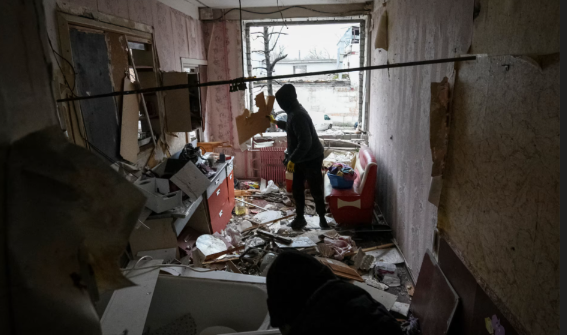 Người dân địa phương dọn dẹp căn hộ của họ trong một tòa chung cư bị hư hại trong cuộc tấn công bằng máy bay không người lái của Nga ở Dnipro, Ukraine, ngày 7/1.