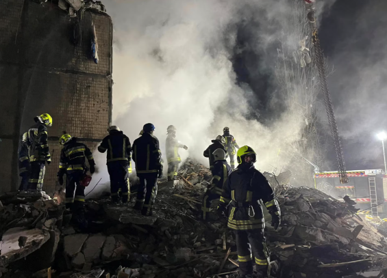 Lực lượng cứu hộ làm việc tại điểm điểm xảy ra vụ tấn công bằng máy bay không người lái của Nga tại Odesa hôm 2/3/2024.