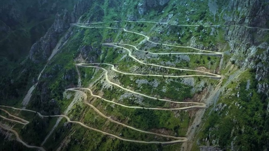 Đường D915 không có lan can ngăn xe rơi xuống vực sâu bên dưới, đoạn dốc nhất của đường lại rất hẹp, khi hai xe gặp nhau từ hai phía đối diện thì một xe phải lùi lại nhường chỗ cho xe kia. Ảnh: GG.