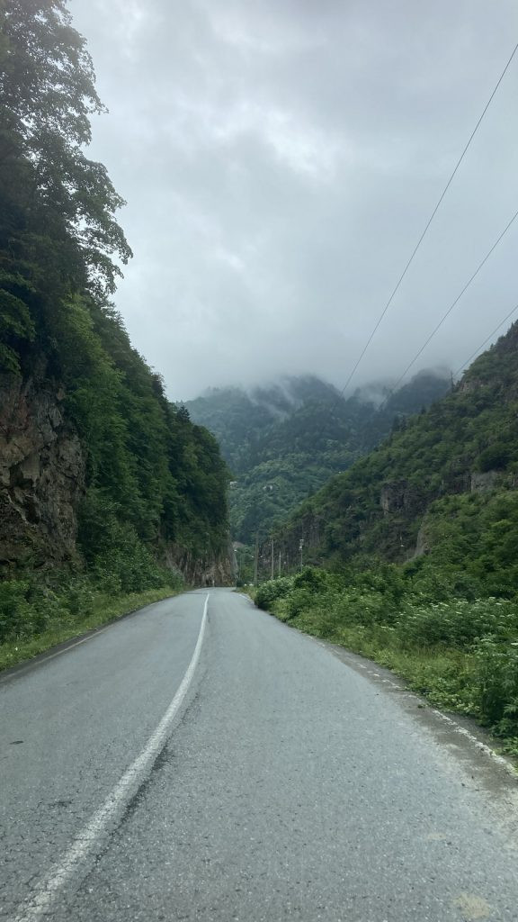 Điều này đặc biệt nguy hiểm trong điều kiện thời tiết xấu như sương mù dày đặc hoặc mưa, cả hai hiện tượng này đều diễn ra thường xuyên, ngay cả trong mùa hè. Ảnh: GG.