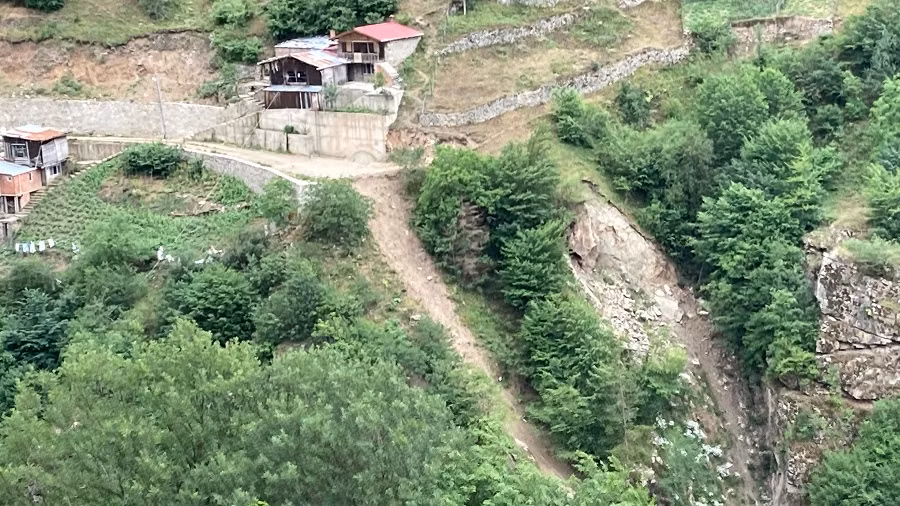 Bởi vì tuyết và băng sẽ khiến việc di chuyển qua D915 trở nên nguy hiểm hơn rất nhiều nên con đường thường đóng cửa trong khoảng thời gian từ tháng 10 đến cuối tháng 6/đầu tháng 7. Ảnh: GG.