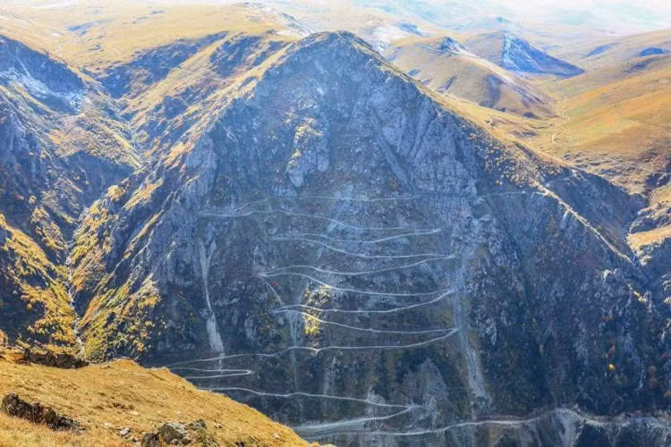 Theo Oddity Central, trải dài 105 km giữa các thị trấn Of và Bayburt ở miền Đông Thổ Nhĩ Kỳ, D915 là con đường nguy hiểm, nhiều lái xe cho rằng đây là con đường khó đi nhất thế giới. Ảnh: Reddit.