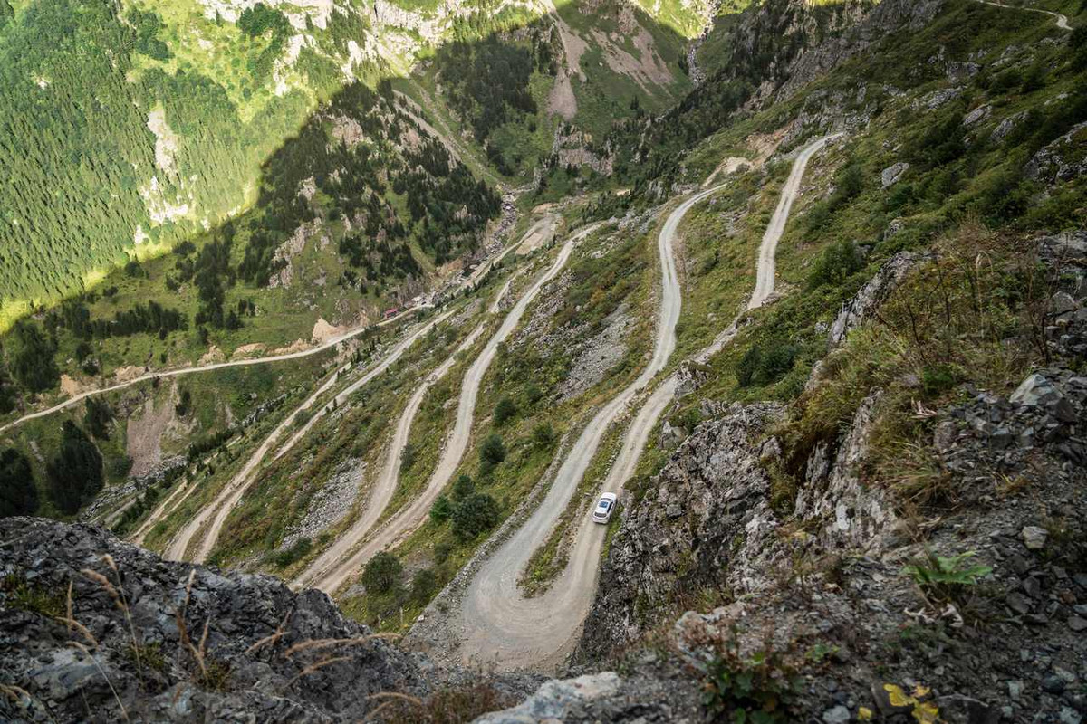 Theo trang dangerousroads.org, không từ ngữ và bức ảnh nào đủ nói lên hết mức độ nguy hiểm của con đường này. Ảnh: TM.