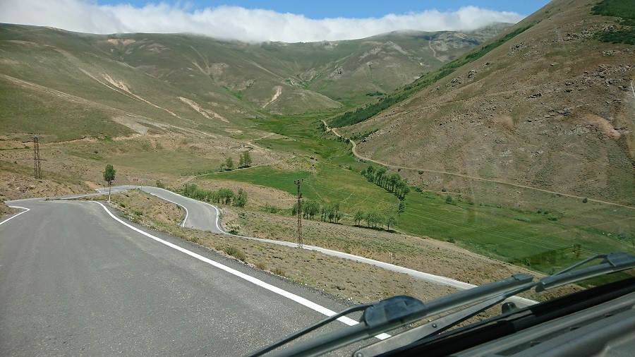 "Đây là con đường tương đối đông đúc được hàng trăm người dân địa phương sử dụng hàng ngày", nguồn tin cho biết. Ảnh: GG.