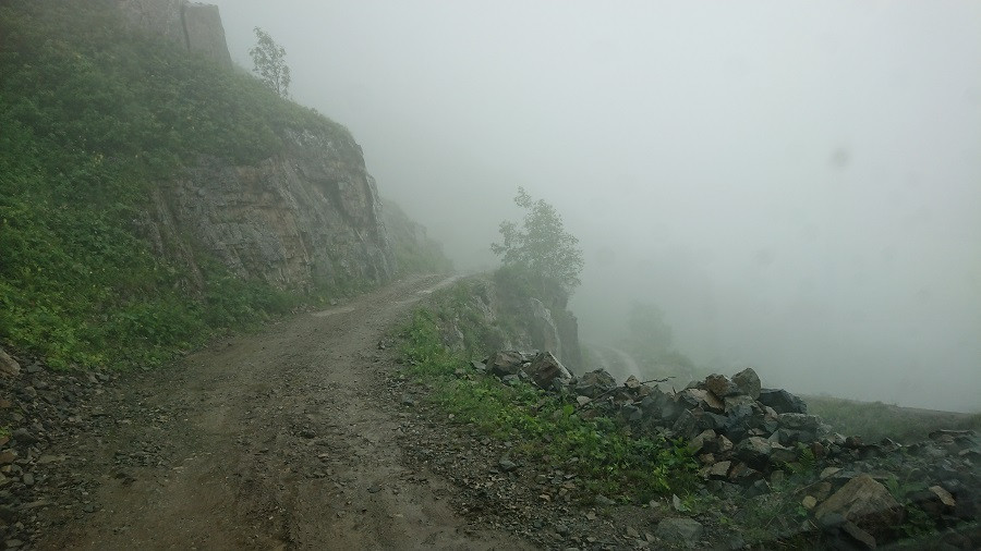 Theo OC, có hai con đường thay thế khác giữa Of và Bayburt, nhưng D915 ít đường vòng hơn nên được ưa chuộng hơn, bất chấp nguy hiểm. Ảnh: GG.