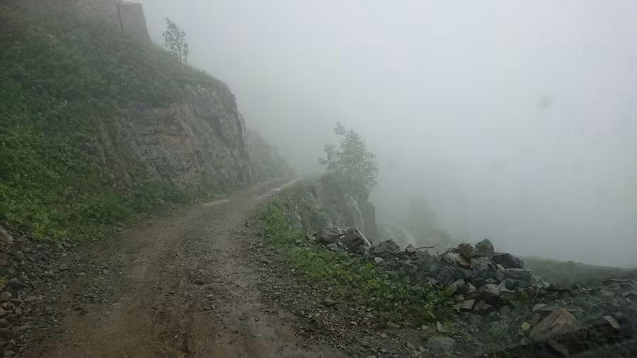 Theo OC, có hai con đường thay thế khác giữa Of và Bayburt, nhưng D915 ít đường vòng hơn nên được ưa chuộng hơn, bất chấp nguy hiểm. Ảnh: GG.