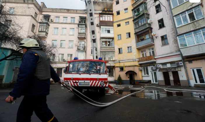 Quân đội Ukraine cho biết còi báo động không kích, cảnh báo người dân Ukraine tìm nơi trú ẩn, đã vang lên ở thủ đô hơn 1.020 lần kể từ khi cuộc xung đột giữa hai nước bắt đầu xảy ra.