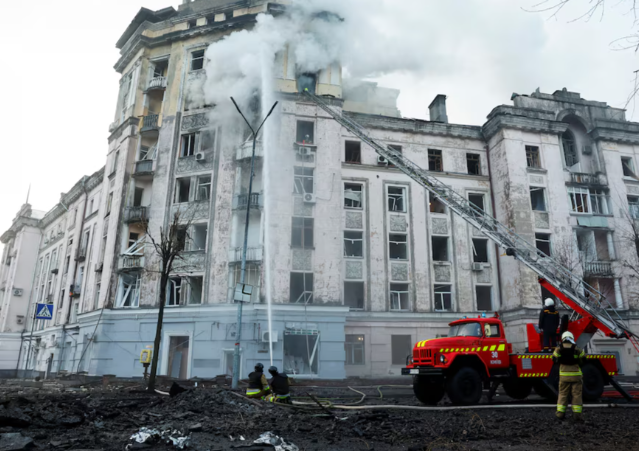 Một số trường mẫu giáo, trường học, tòa chung cư và khu công nghiệp đã bị hư hại do các mảnh vỡ từ tên lửa Nga khắp thành phố hôm 21/3. Ít nhất 40 ngôi nhà riêng và hai tòa nhà cao tầng tại Kiev bị hư hại, các quan chức khu vực cho biết.