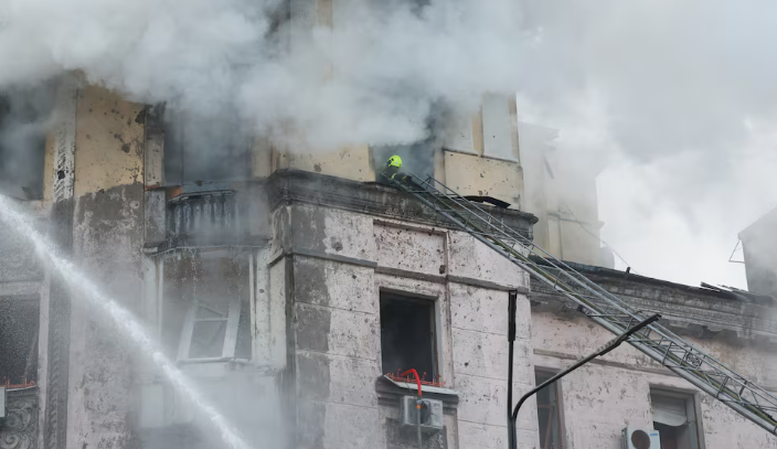 Thủ đô Kiev đã được đặt trong tình trạng báo động không kích trong gần ba giờ vào sáng 21/3. Ảnh: Nhân viên cứu hộ làm việc tại tòa nhà bị hư hại sau cuộc tấn công tên lửa của Nga nhằm vào Kiev hôm 21/3.