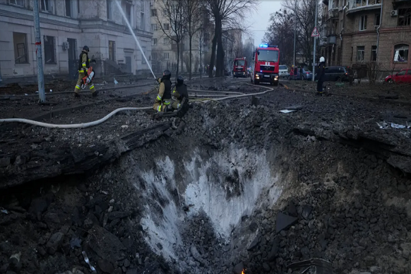 Al Jazeera dẫn lời quan chức Kiev cho biết, Nga đã tiến hành một cuộc tấn công bằng tên lửa vào thủ đô Kiev, làm ít nhất 10 người bị thương và nhiều tòa nhà dân cư, cơ sở công nghiệp bị hư hại. (Nguồn ảnh: AJ, Reuters)