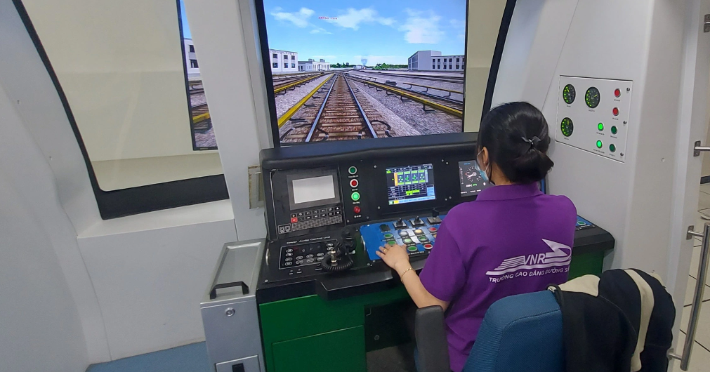 Chân dung 2 nữ lái tàu metro duy nhất của Hà Nội và TPHCM - Hình 9 Chan dung 2 nu lai tau metro duy nhat cua Ha Noi va TPHCM-Hinh-9