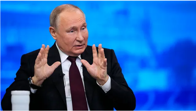 4. "Đang có một thế lực tìm cách định hình lại khu vực này và áp đặt mô hình bên ngoài vào đây thông qua thay đổi chế độ hoặc sử dụng vũ lực. Thay vì đấu tranh chống chủ nghĩa cực đoan, thay vì làm theo một cuộc chiến như vậy, một số thế lực ngang hàng với chúng tôi muốn biến sự hỗn loạn trở thành vĩnh viễn”, ông Putin phát biểu liên quan đến vấn đề về Trung Đông tại Hội nghị Valdai tháng 10/2017. Ảnh: AP.