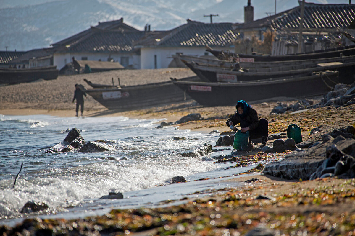 Bức ảnh này chụp một phụ nữ đang lấy nước tại một ngôi làng hẻo lánh gần Orang, tỉnh Bắc Hamgyong.