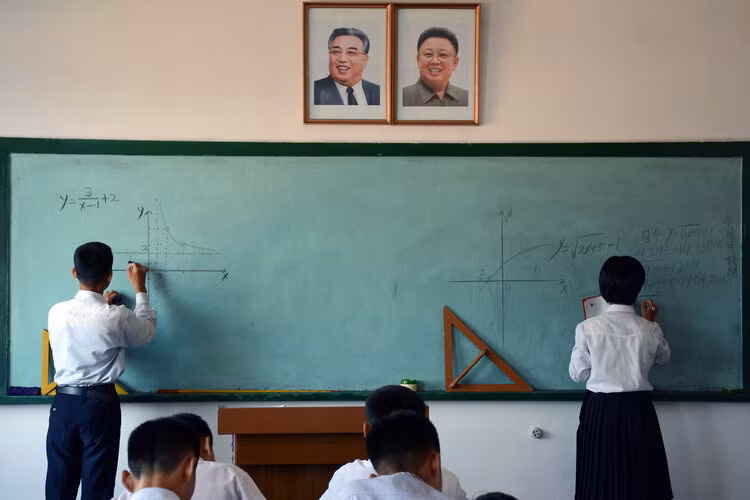 Bên trong một lớp học tại trường trung học cơ sở Kim Ki Song ở thành phố Hoeryong. Được biết, ngôi trường này là trường trung học hàng đầu ở Hoeryong.