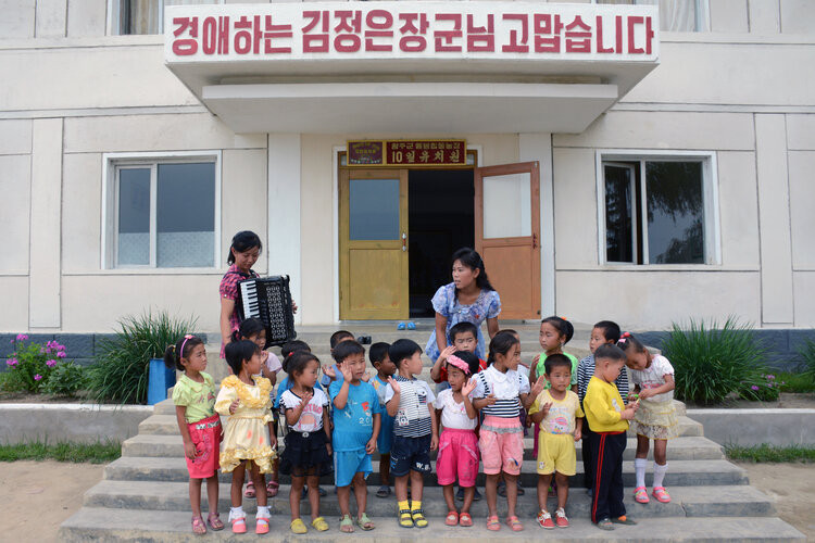 Giáo viên mẫu giáo hướng dẫn các em học sinh hát tại ngôi trường ở Hamju, tỉnh Nam Hamgyong.